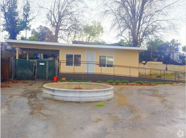2010 E Route 66, Glendora, CA à vendre - Photo de l’immeuble – Image 2 sur 12