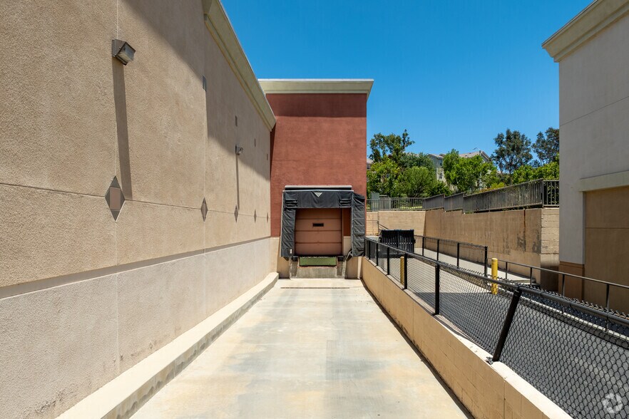 28150 Newhall Ranch Rd, Valencia, CA à vendre - Photo de l’immeuble – Image 2 sur 5