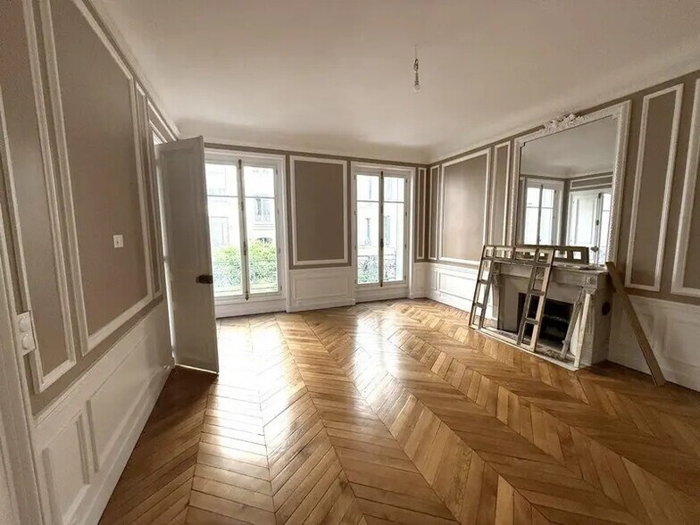 Immeuble residentiel dans Paris à vendre - Photo intérieure – Image 1 sur 10