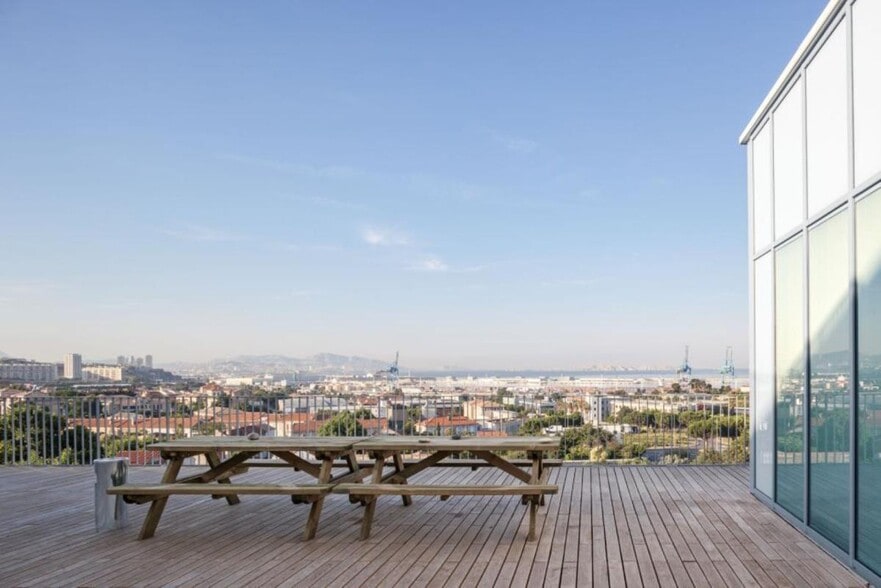 60 Avenue Andre Roussin, Marseille à louer - Photo de l’immeuble – Image 2 sur 8