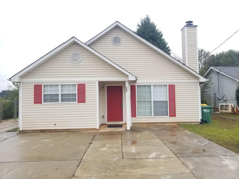 1789 Taylor Ave, East Point, GA à vendre - Photo principale – Image 1 sur 9