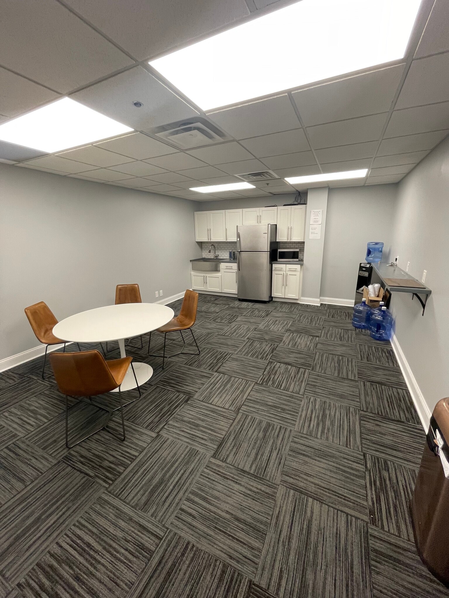 349 W Commercial St, East Rochester, NY à louer Photo intérieure– Image 1 sur 2