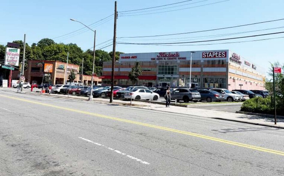 9004 Metropolitan Ave, Rego Park, NY à louer - Photo de l’immeuble – Image 2 sur 7