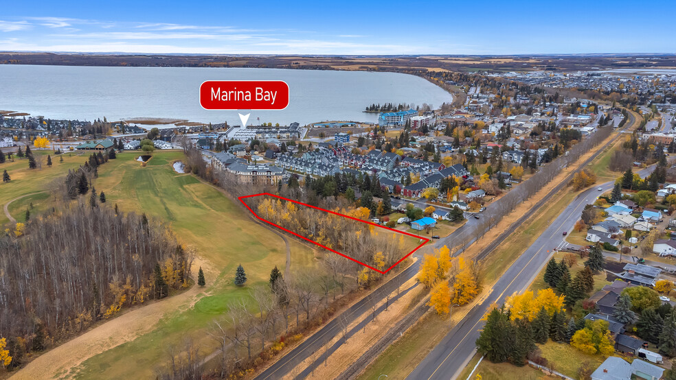 5310 50 Av, Sylvan Lake, AB à vendre - Aérien – Image 3 sur 4