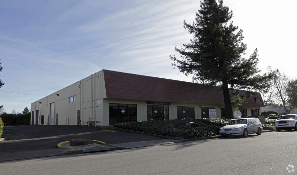 1330 Ross St, Petaluma, CA à louer - Photo de l’immeuble – Image 2 sur 6