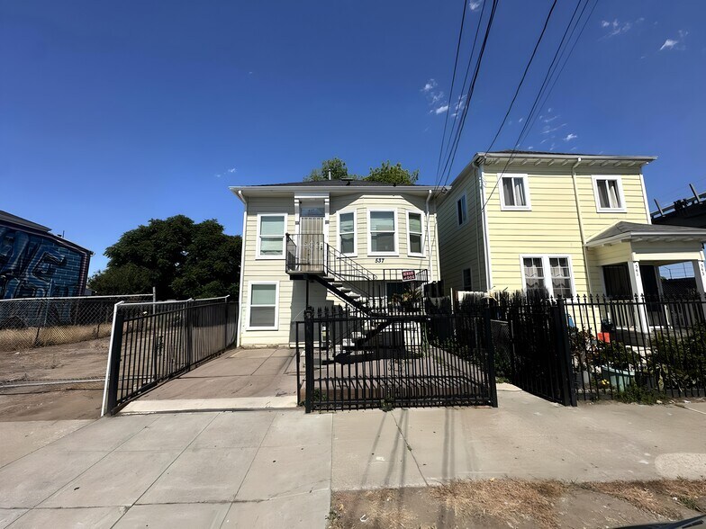 537 Chester St, Oakland, CA à vendre - Photo de l’immeuble – Image 3 sur 16