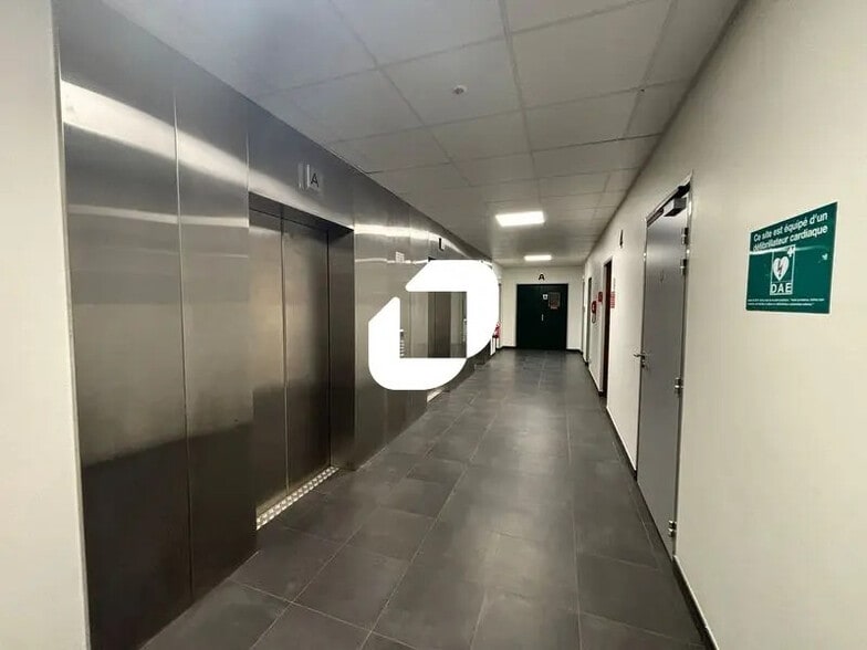 Bureau dans Évry-Courcouronnes à vendre - Photo de l’immeuble – Image 2 sur 11