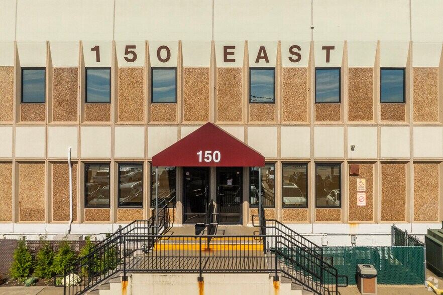 150 E Sunrise Hwy, Lindenhurst, NY à louer - Photo de l’immeuble – Image 2 sur 9