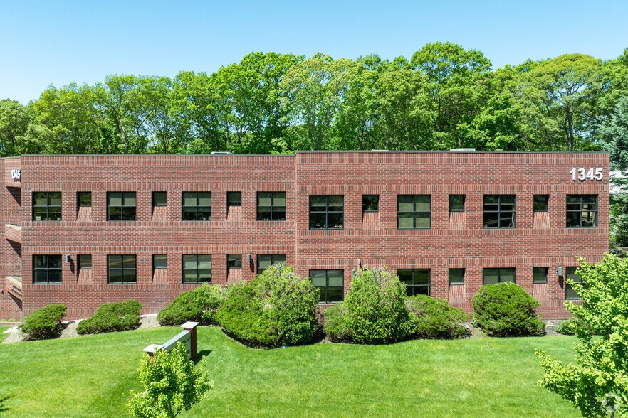 1345 Motor Pky, Islandia, NY à vendre - Photo de l’immeuble – Image 2 sur 4