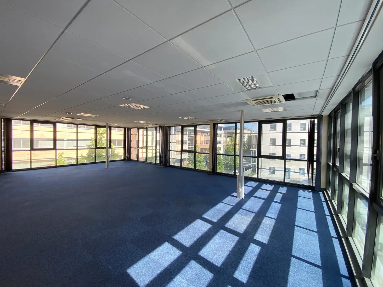 Bureau dans Reims à louer Photo de l’immeuble– Image 1 sur 5