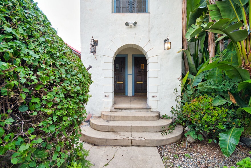 6669 De Longpre Ave, Los Angeles, CA à vendre - Photo de l’immeuble – Image 3 sur 55