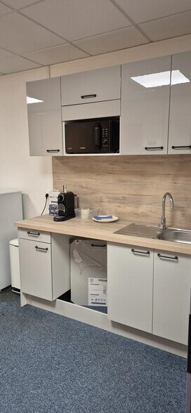 Bureau dans Bron à louer - Photo de l’immeuble – Image 2 sur 5