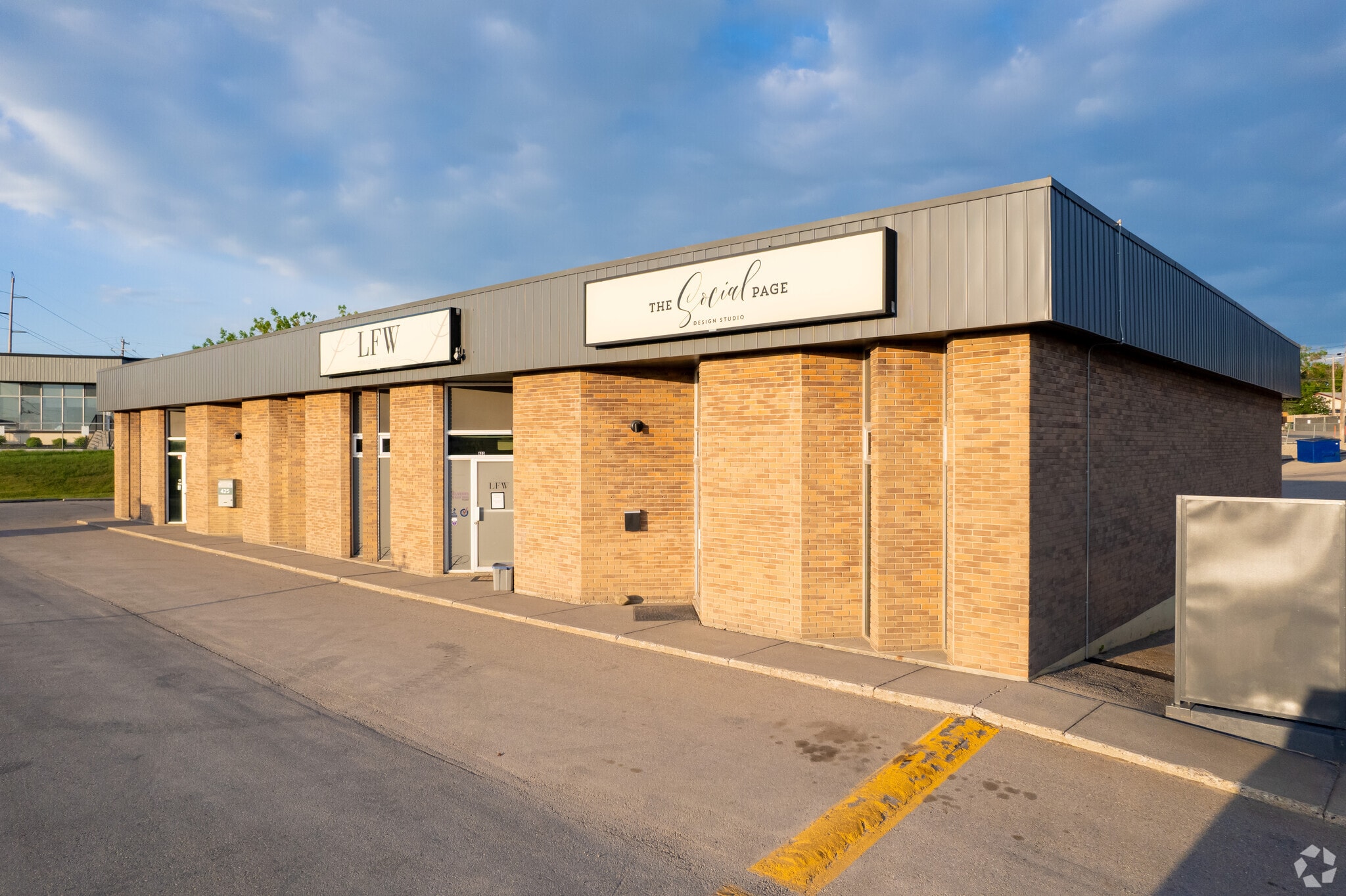 421-427 Forge Rd SE, Calgary, AB à louer Photo principale– Image 1 sur 10