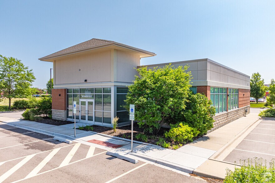 140 Hansen Blvd, North Aurora, IL à louer - Photo principale – Image 1 sur 38