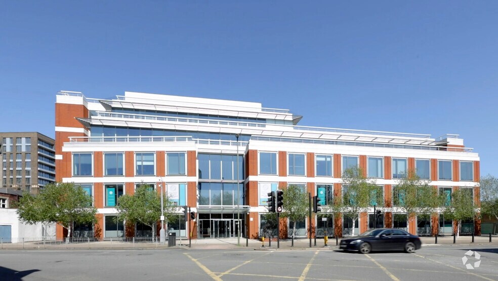 1 London Rd, Staines à vendre - Vidéo aérienne – Image 2 sur 13