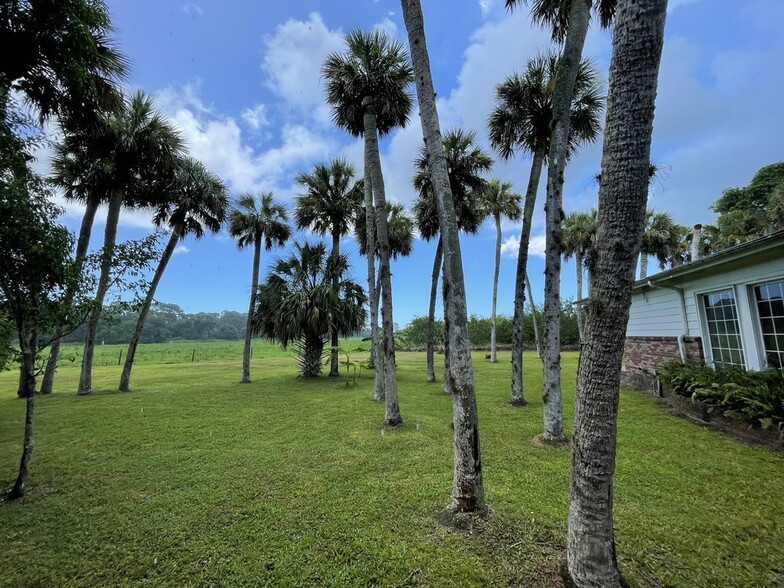 2106 N Kings Hwy, Fort Pierce, FL à vendre - Photo de l’immeuble – Image 2 sur 21
