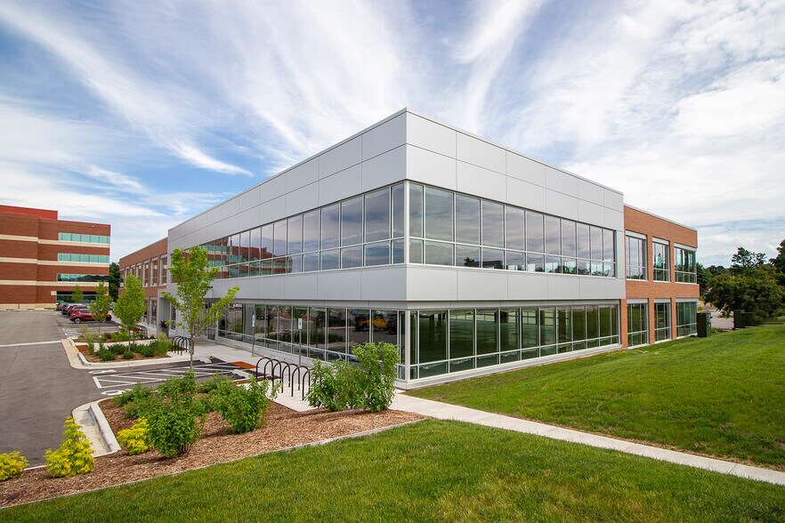 800 N Mayfair Rd, Wauwatosa, WI à louer - Photo de l’immeuble – Image 2 sur 7