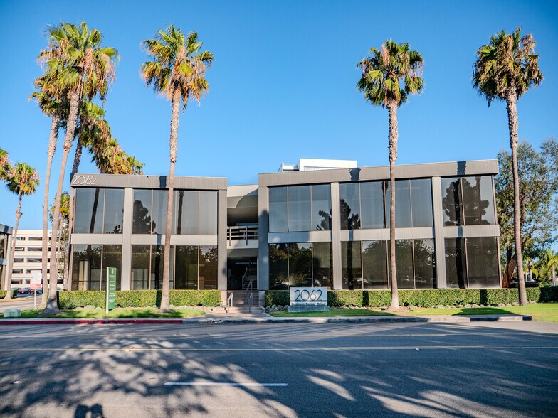 2062 Business Center Dr, Irvine, CA à louer - Photo de l’immeuble – Image 3 sur 14
