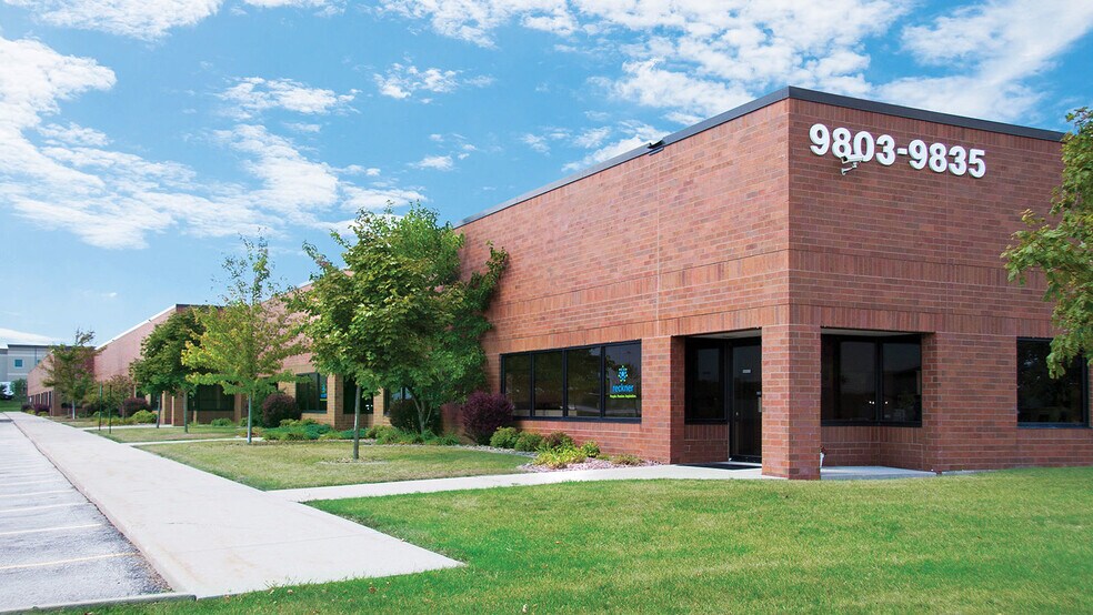 9803-9835 S 13th St, Oak Creek, WI à louer - Photo de l’immeuble – Image 2 sur 9
