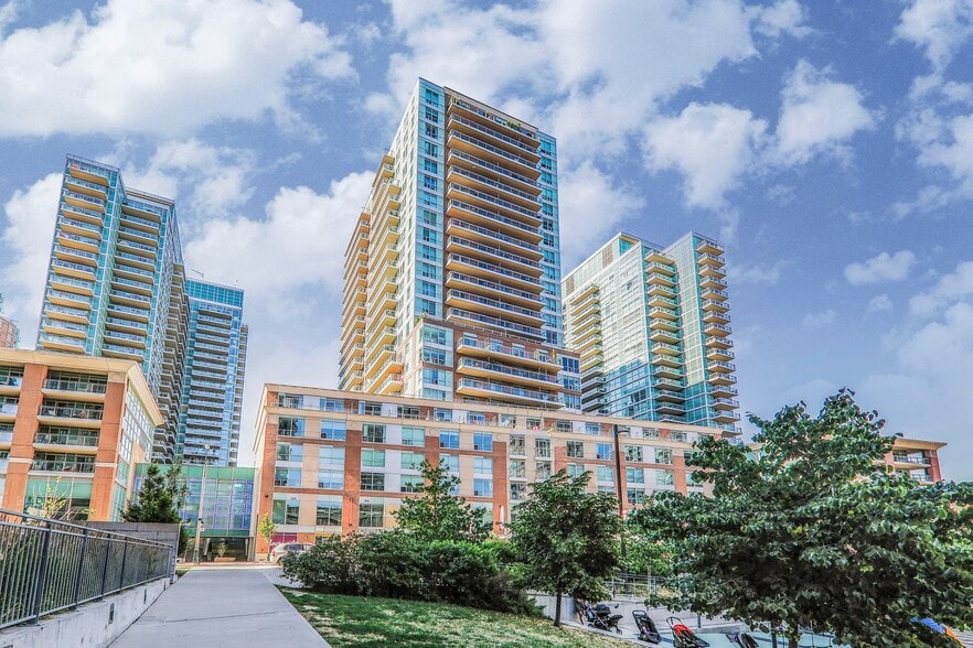 50 Lynn Williams St, Toronto, ON à louer - Photo de l’immeuble – Image 1 sur 10