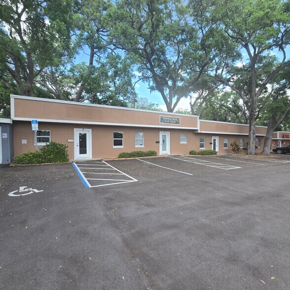 624 E Bay Dr, Largo, FL à louer - Photo de l’immeuble – Image 1 sur 4