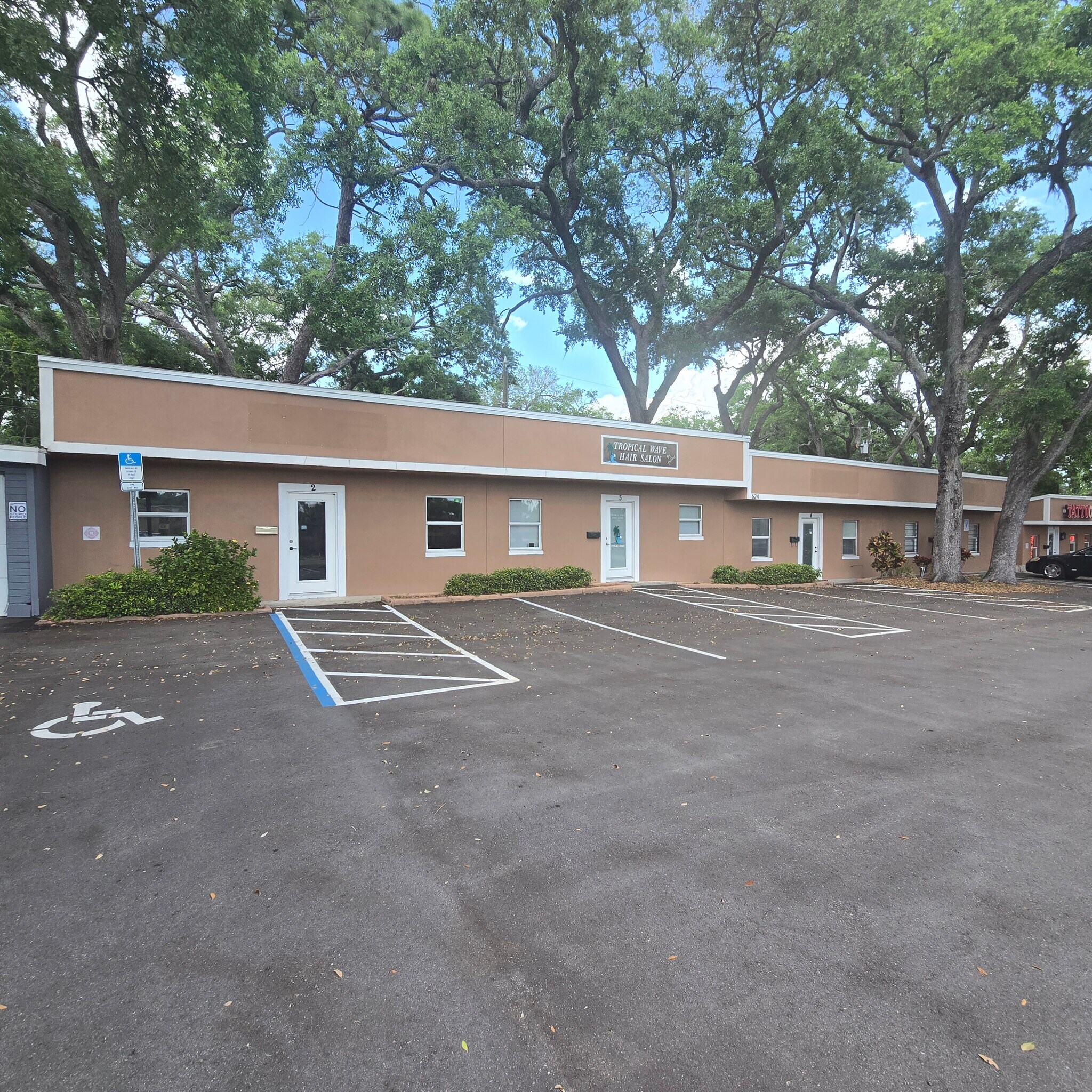 624 E Bay Dr, Largo, FL à louer Photo de l’immeuble– Image 1 sur 5