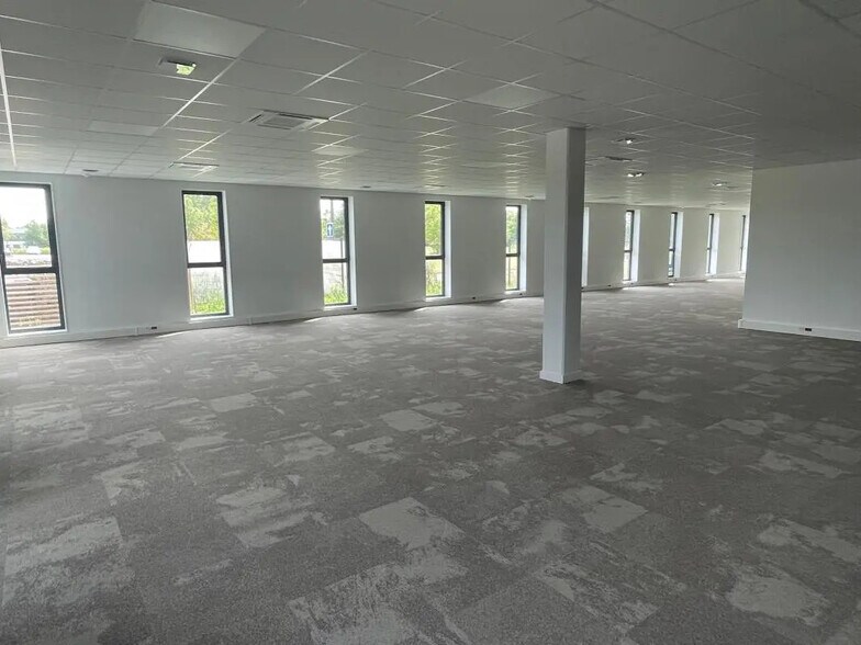 Bureau dans Val-de-Reuil à vendre - Photo de l’immeuble – Image 2 sur 10