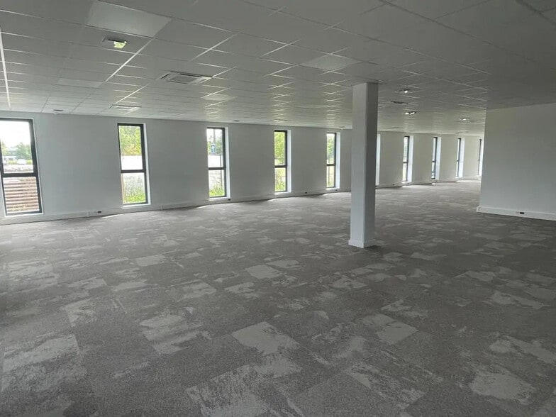 Bureau dans Val-de-Reuil à vendre - Photo intérieure – Image 2 sur 10