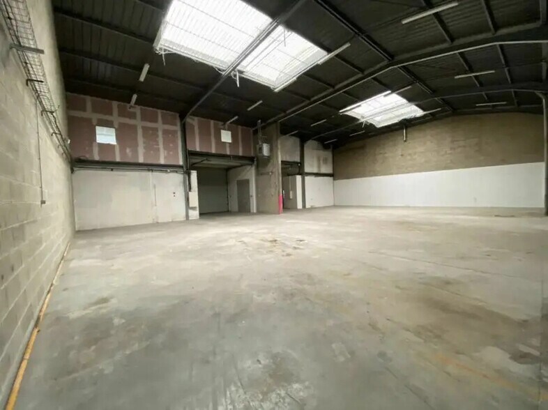 Local d’activités dans Le Thillay à louer - Photo de l’immeuble – Image 3 sur 7