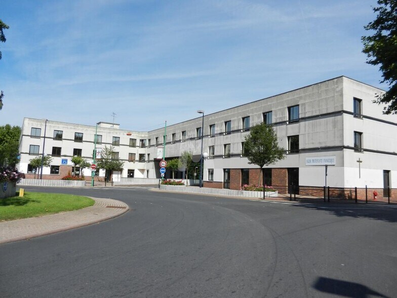 Bureau dans Évry-Courcouronnes à vendre - Photo de l’immeuble – Image 1 sur 12
