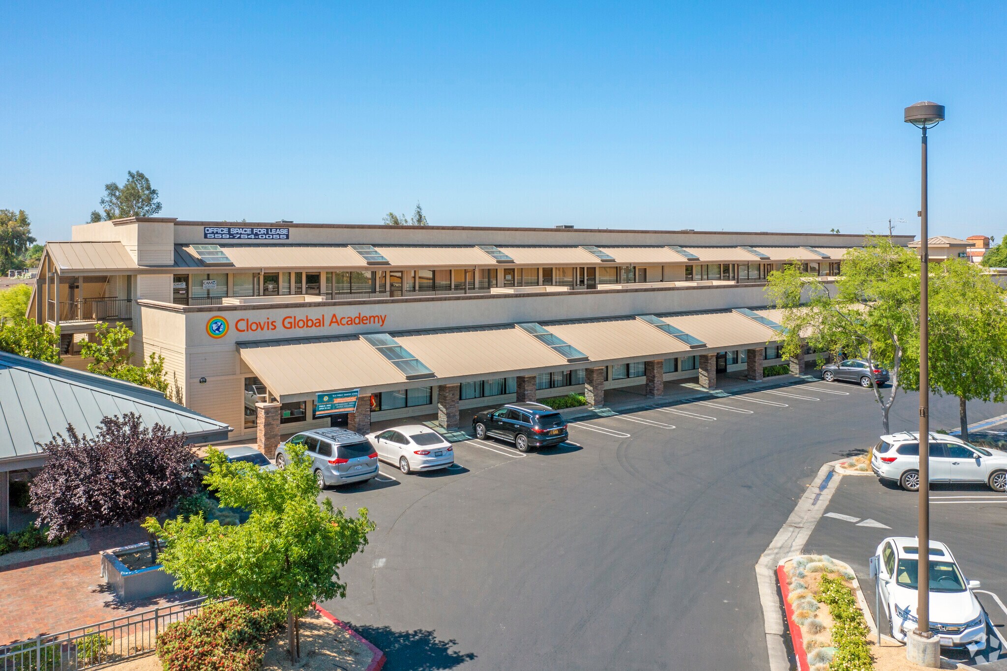 96 E Shaw Ave, Clovis, CA à louer Photo de l’immeuble– Image 1 sur 8