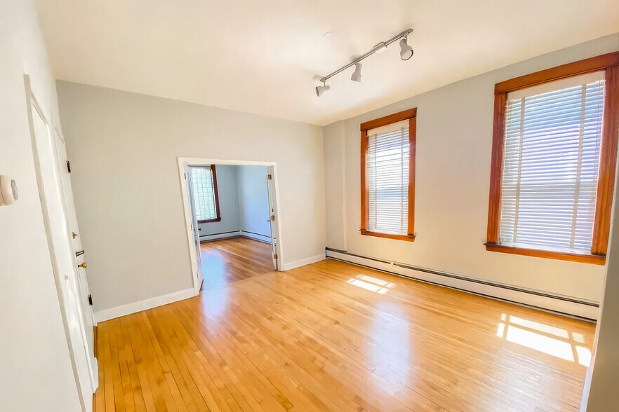 2100 N Hoyne Ave, Chicago, IL à vendre - Photo de l’immeuble – Image 3 sur 9