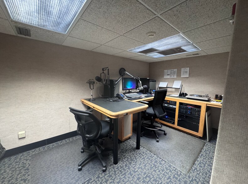 45 Fisher Ave, East Longmeadow, MA à vendre - Photo de l’immeuble – Image 3 sur 6