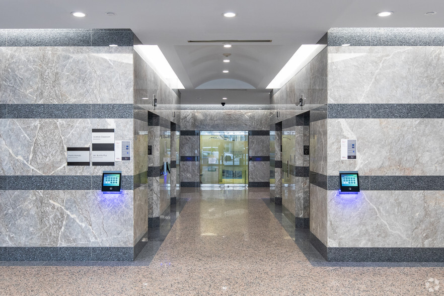 525 University Ave, Toronto, ON à louer - Hall d’entrée – Image 3 sur 4