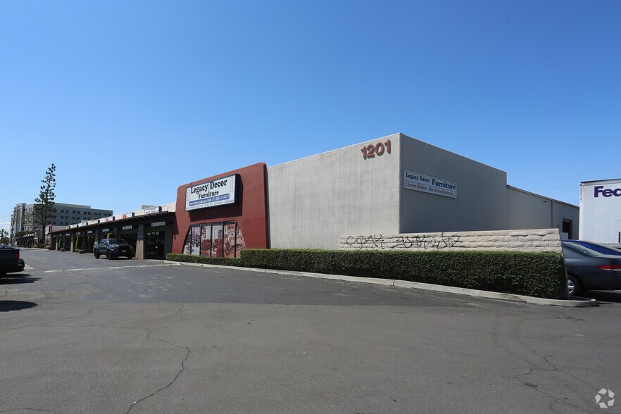 1201 E Ball Rd, Anaheim, CA à louer - Photo de l’immeuble – Image 2 sur 3