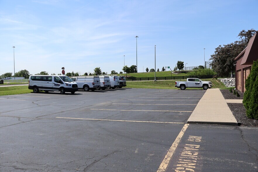 6110 Enterprise Pky, Grove City, OH à louer - Photo de l’immeuble – Image 3 sur 8
