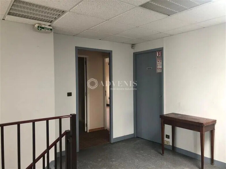 Bureau dans Le Perray-en-Yvelines à louer - Photo de l’immeuble – Image 2 sur 5