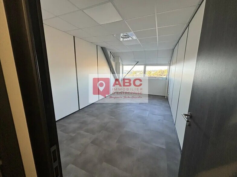 Local d’activités dans Frontignan à louer - Photo de l’immeuble – Image 2 sur 6