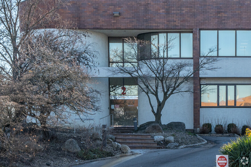 2 Harbor Park Dr, Port Washington, NY à louer - Photo de l’immeuble – Image 2 sur 5