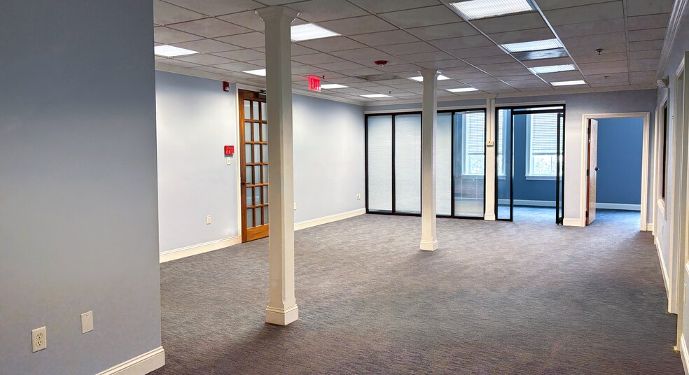 114 Barnard St, Savannah, GA à louer - Photo de l’immeuble – Image 3 sur 6