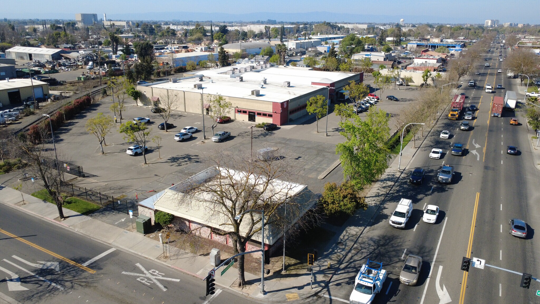 1600 Yosemite Blvd, Modesto, CA à louer Photo principale– Image 1 sur 16