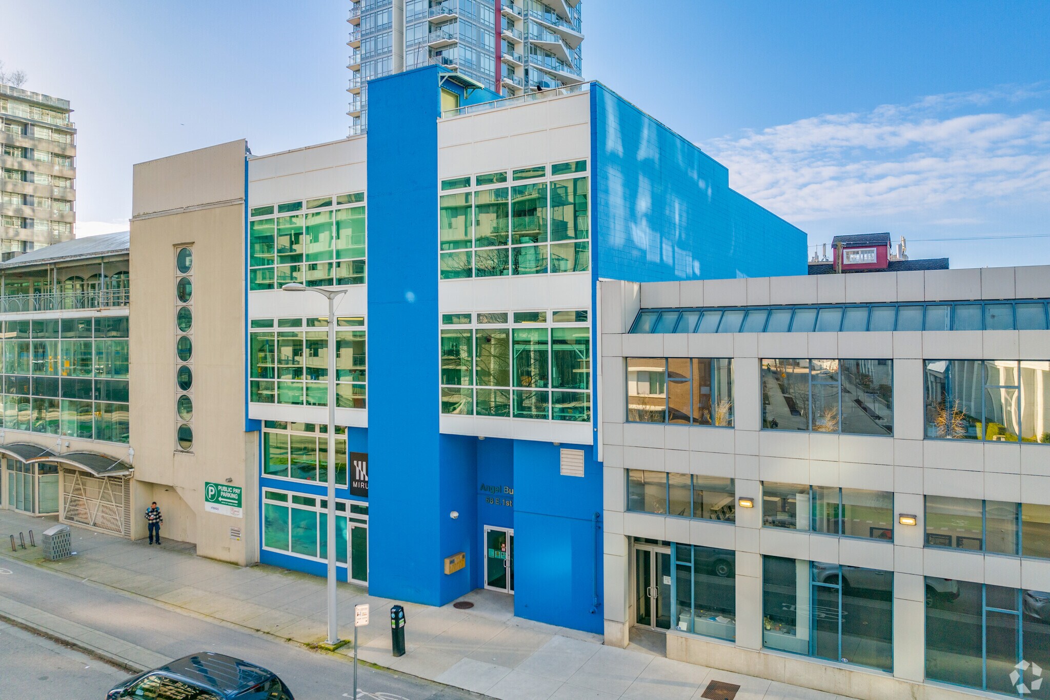 68 E 1st Ave, Vancouver, BC à louer Photo principale– Image 1 sur 8