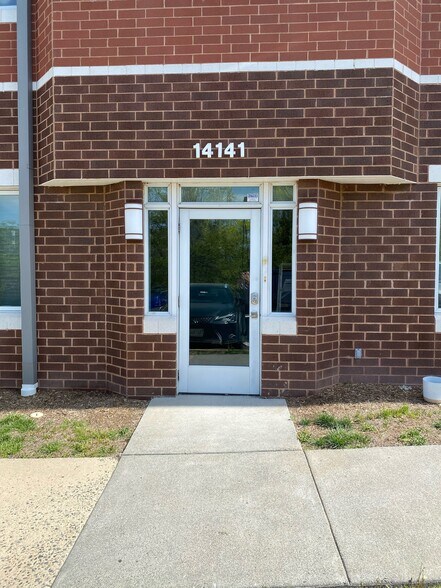 14141 Robert Paris Ct, Chantilly, VA à louer - Photo de l’immeuble – Image 2 sur 6