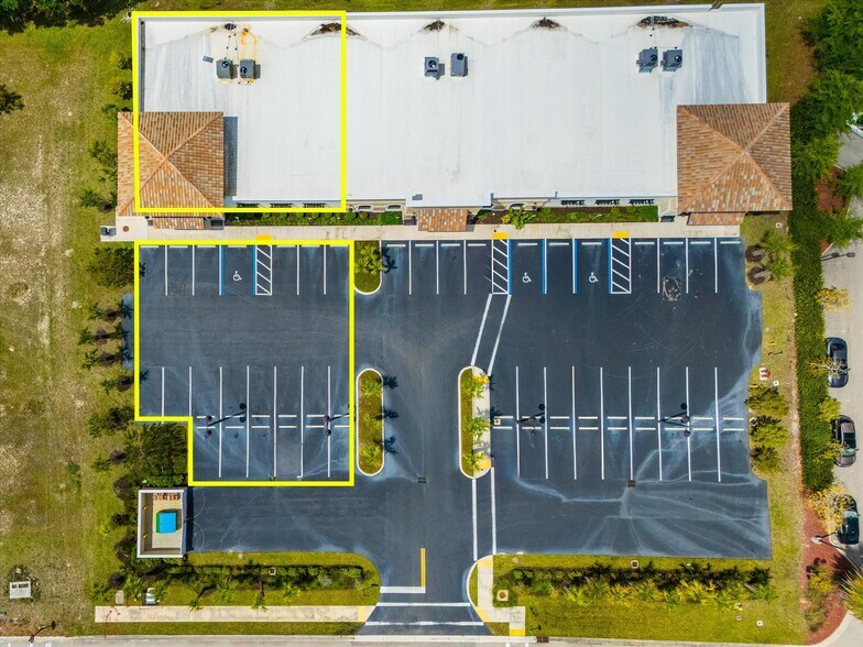 22904 Lyden Dr, Estero, FL à vendre - Photo de l’immeuble – Image 2 sur 38