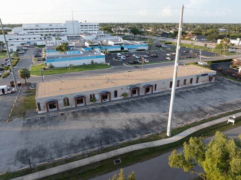 1435 SE 8th Ter, Cape Coral, FL à vendre - Photo de l’immeuble – Image 1 sur 3