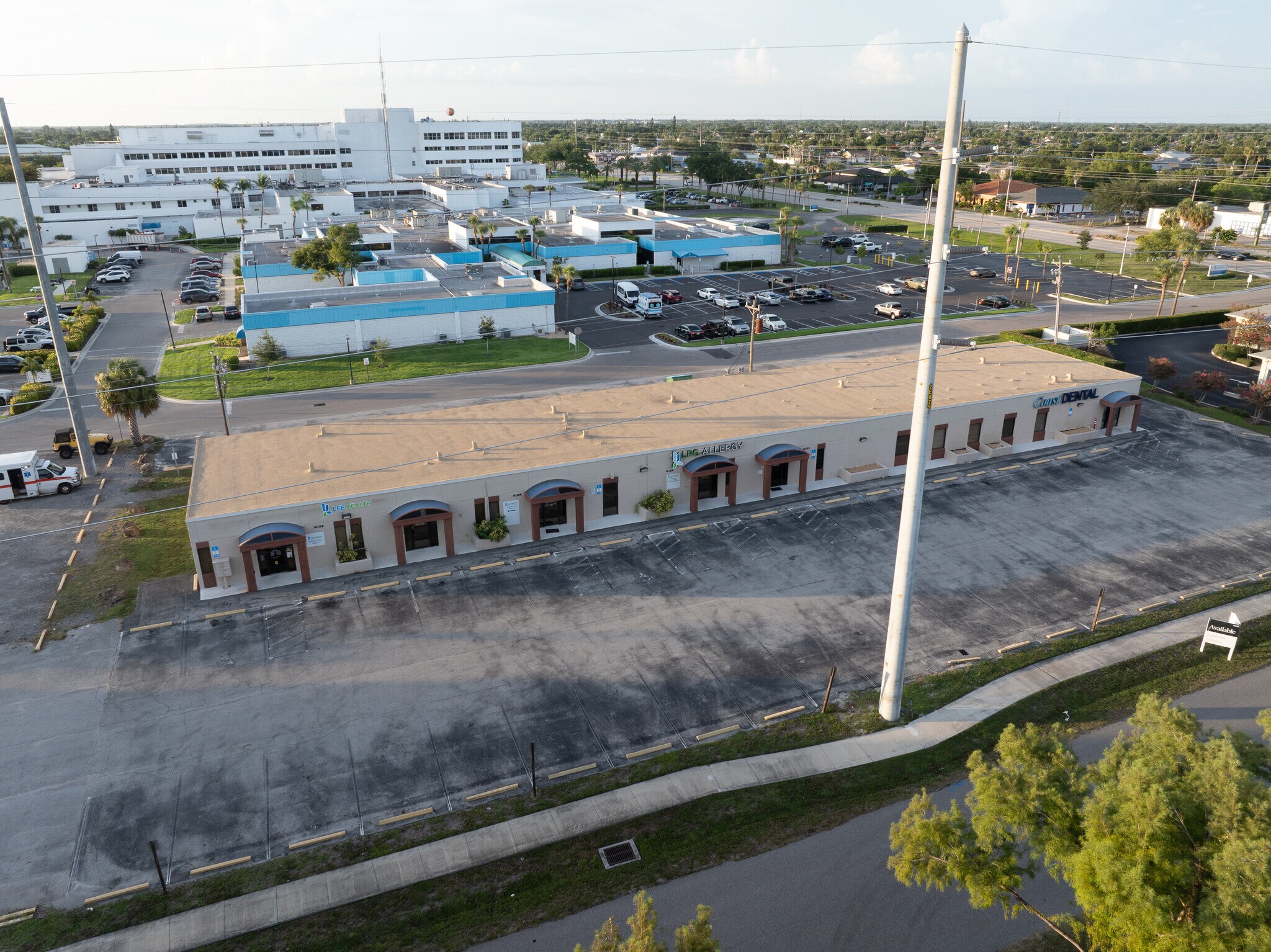 1435 SE 8th Ter, Cape Coral, FL à vendre Photo de l’immeuble– Image 1 sur 4