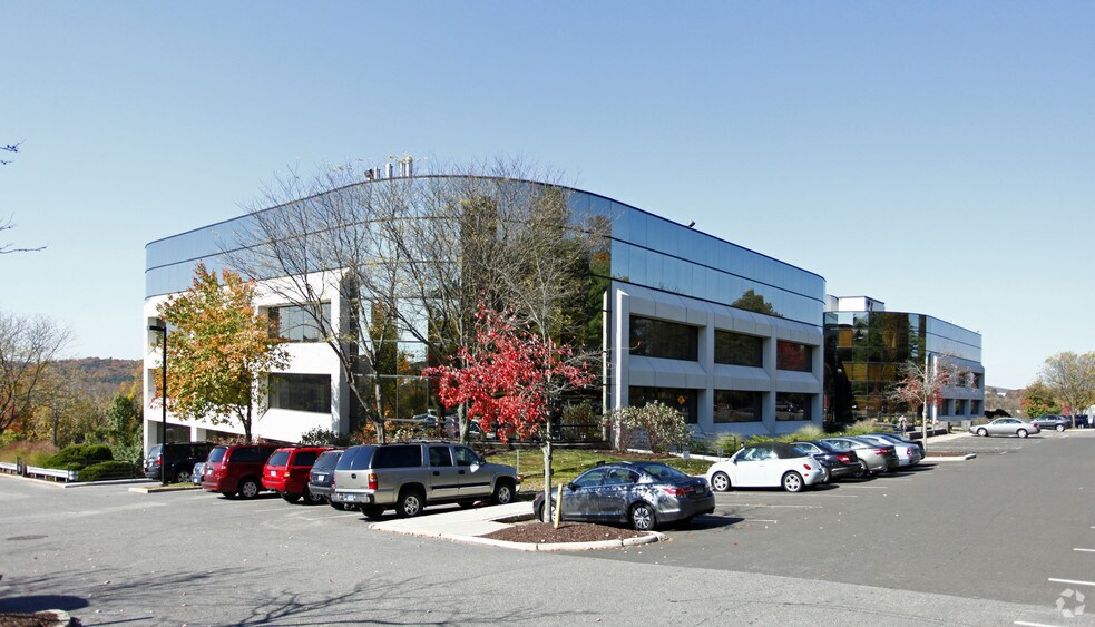 83 Wooster Heights Rd, Danbury, CT à louer - Photo de l’immeuble – Image 2 sur 10