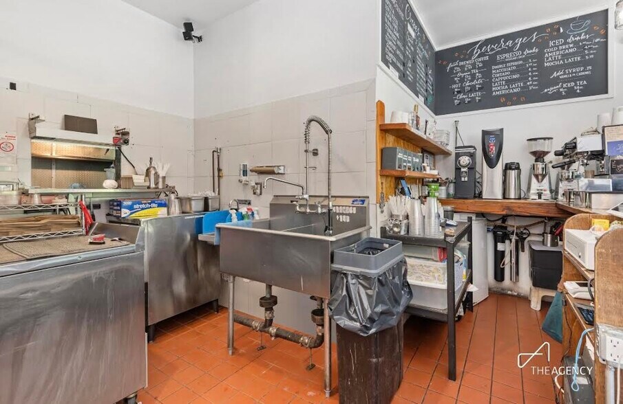 707 Nostrand Ave, Brooklyn, NY à louer - Photo de l’immeuble – Image 3 sur 5