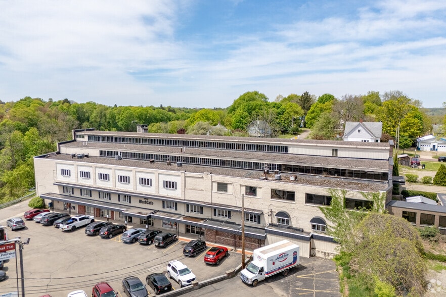 560 W Third St, Jamestown, NY à louer - Photo de l’immeuble – Image 1 sur 7