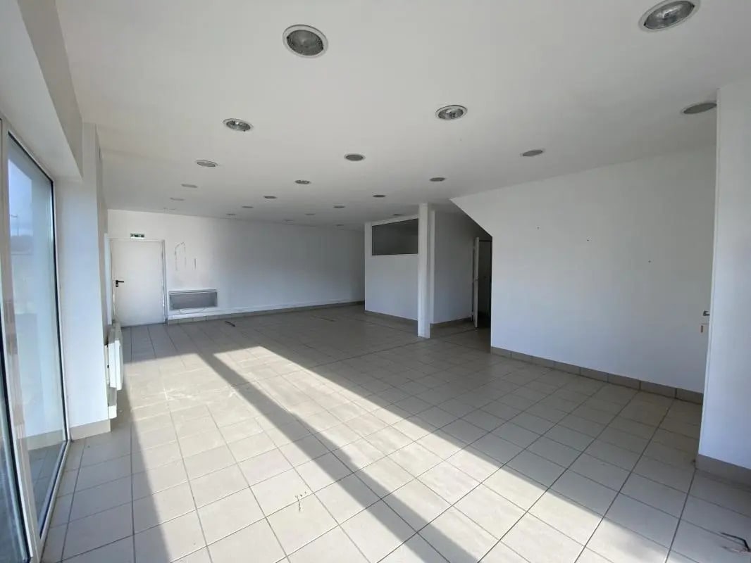 Bureau dans Saint-Georges-sur-Eure à louer Photo intérieure– Image 1 sur 14